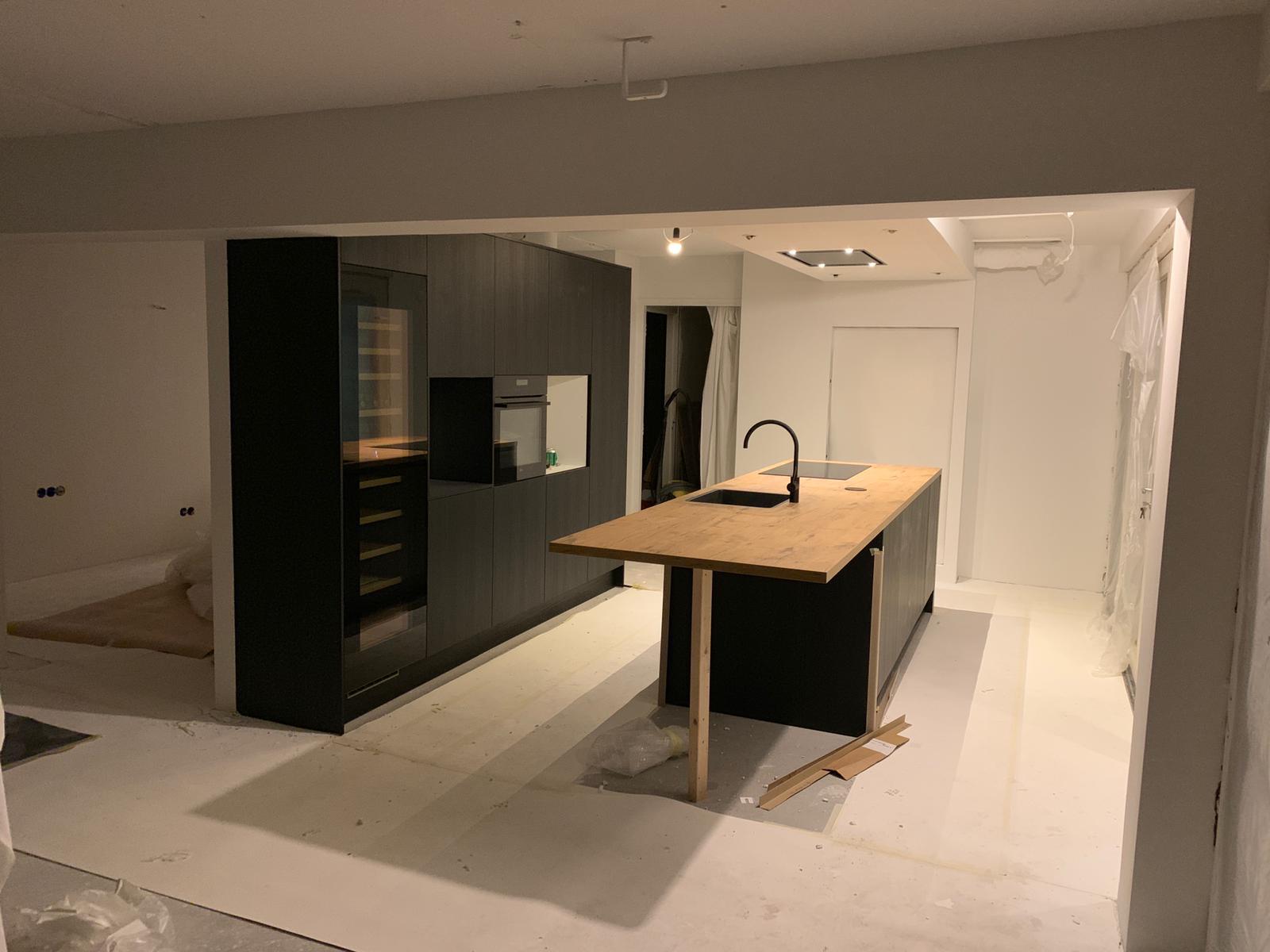 Open keuken in warm taupe