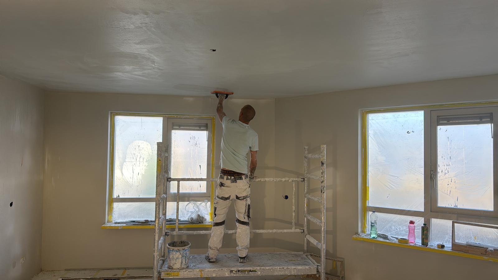 Plafond gestuukt en gesausd