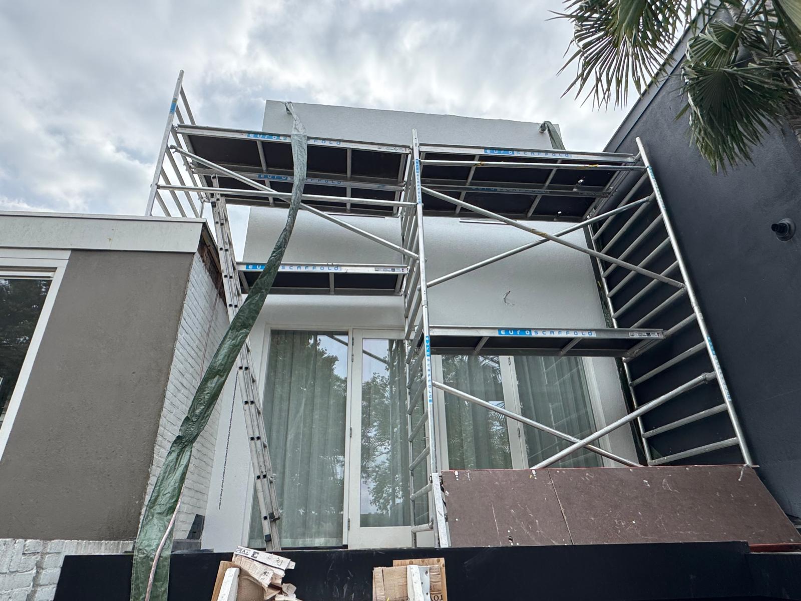 Moderne gevel in wit stucwerk