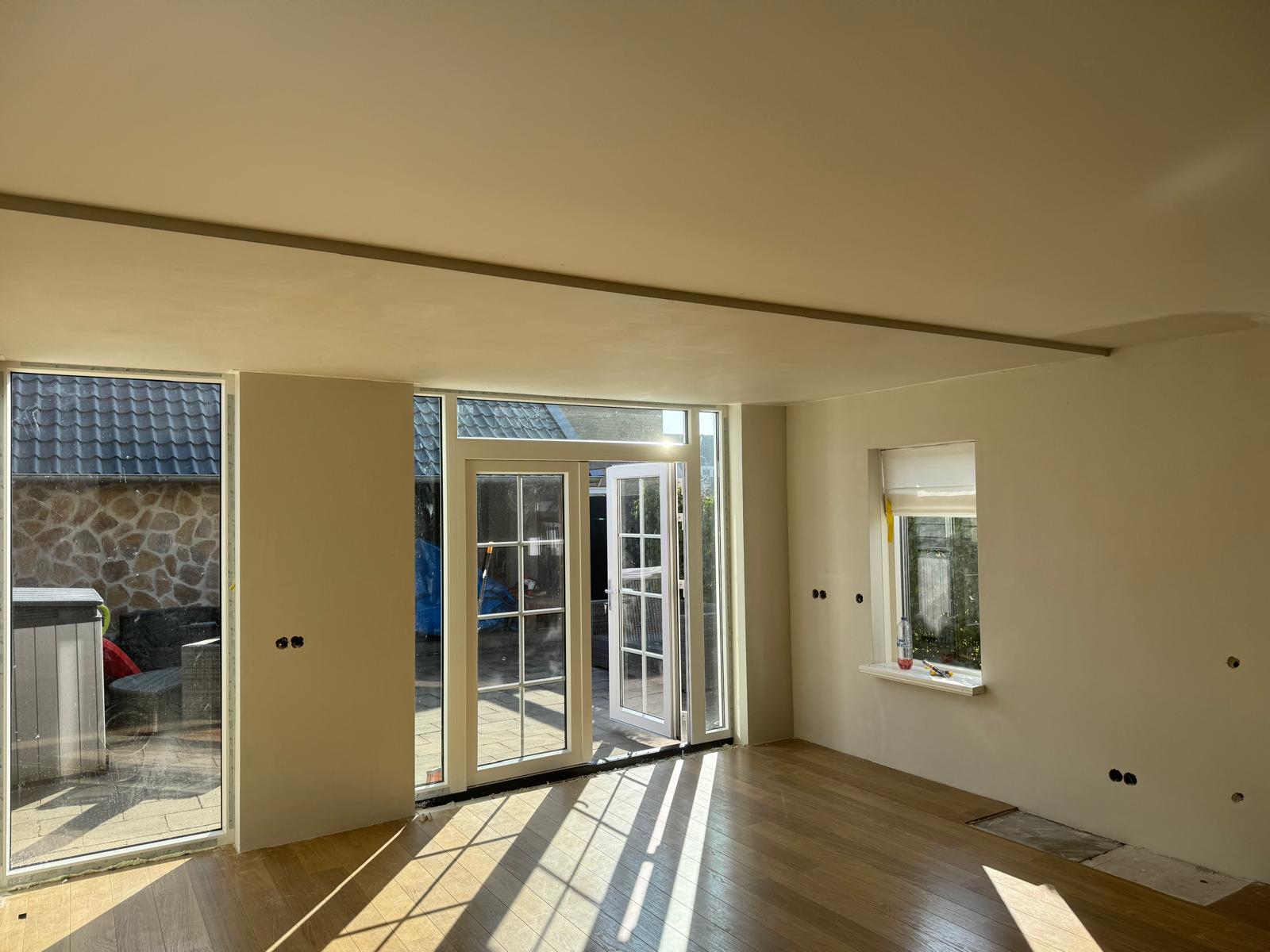 Woonkamer met openslaande deuren