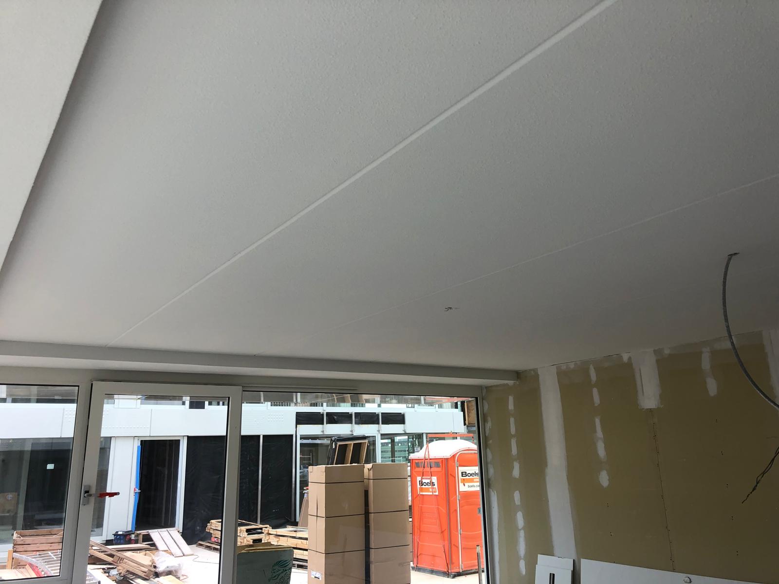 Nieuwbouw plafond, strak afgewerkt