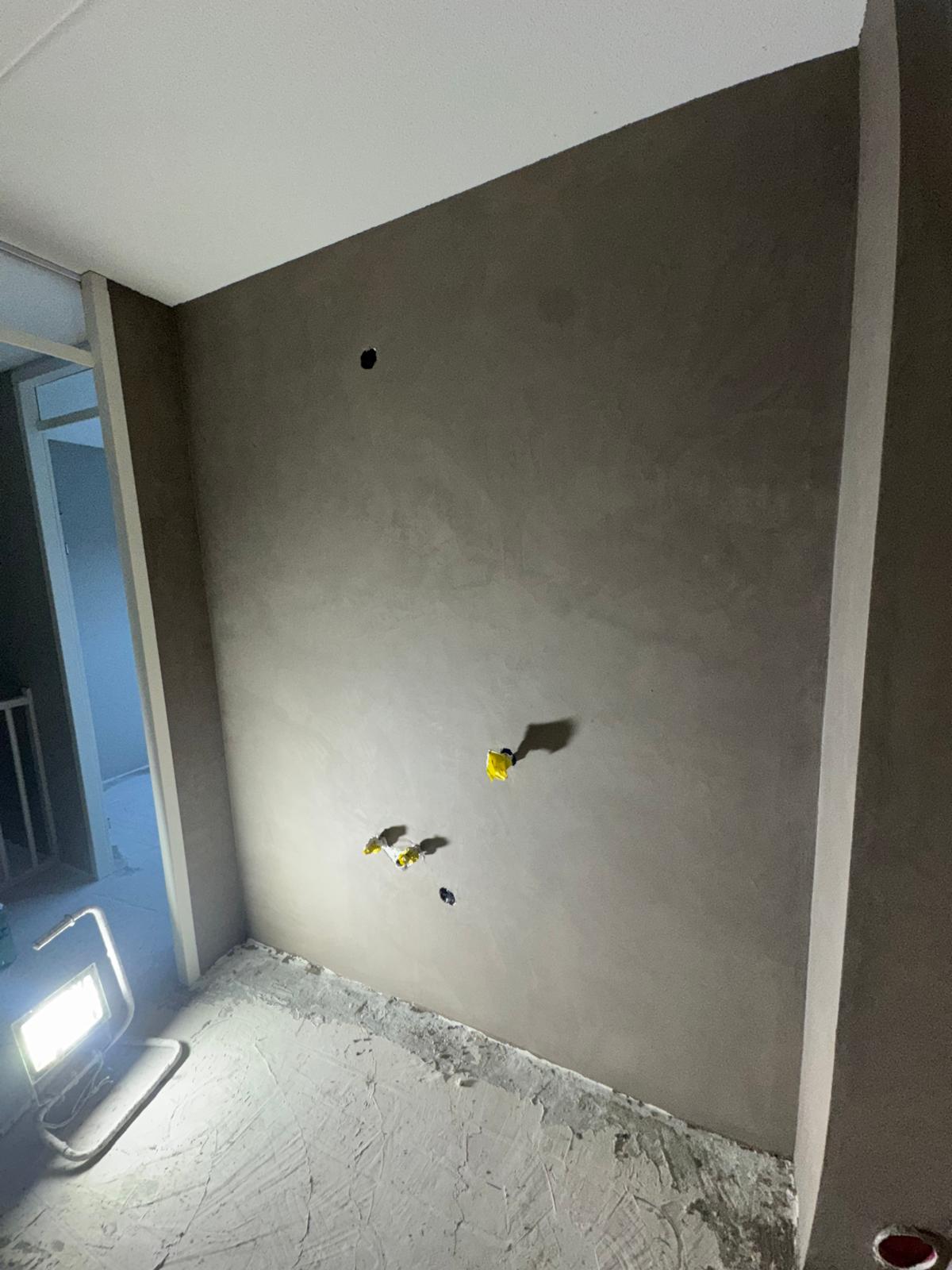Betonciré accentwand met zachte glans