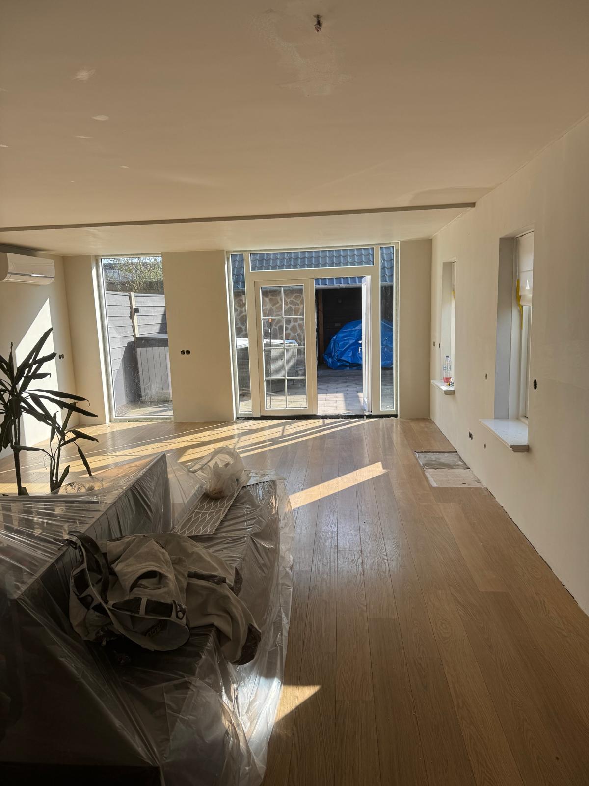 Lichte woonkamer met tuindeuren