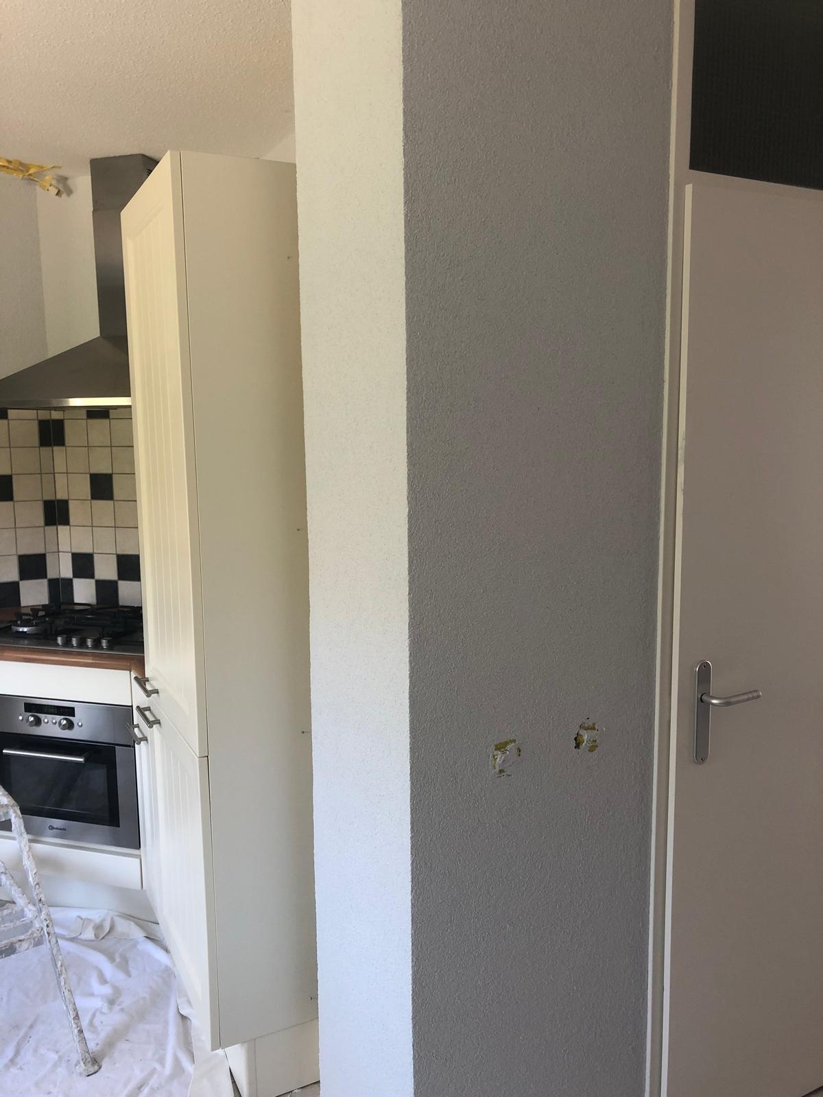 Egaal spuitwerk op wand