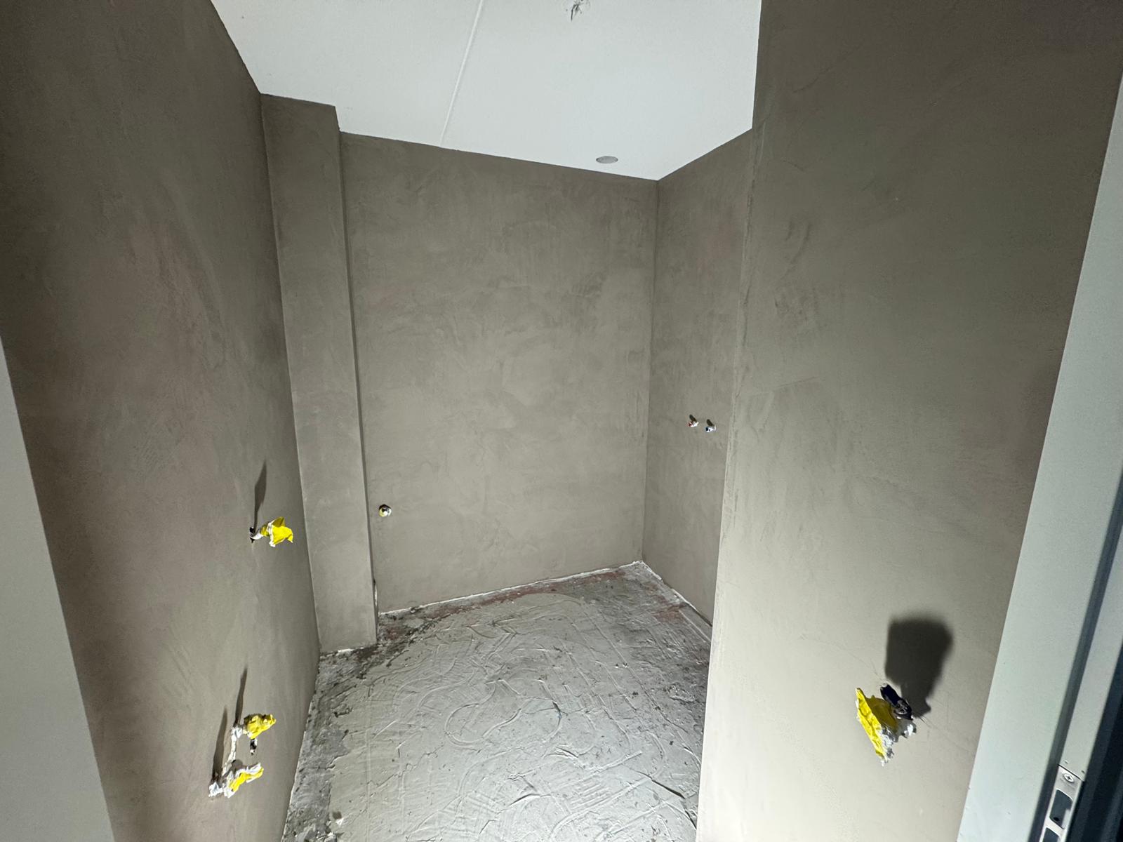 Toiletruimte in warme betonciré