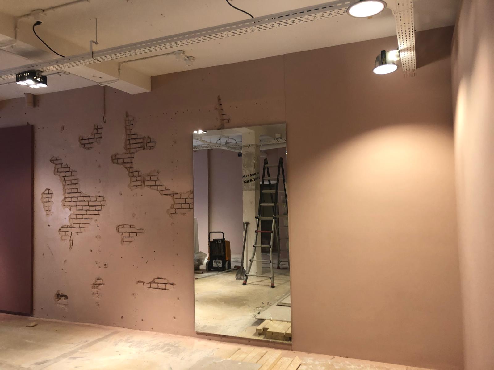 Blootgelegd metselwerk in showroom