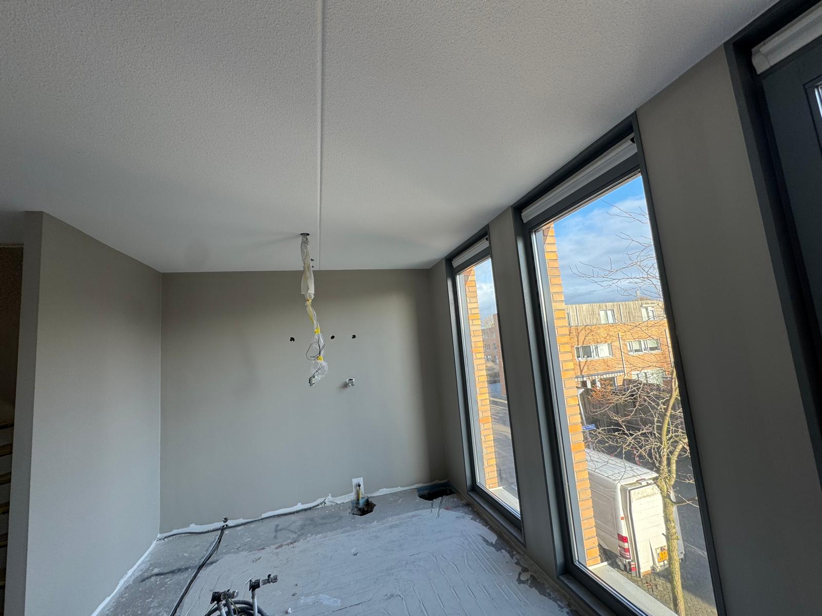 Slaapkamer met panoramaraam gestuukt