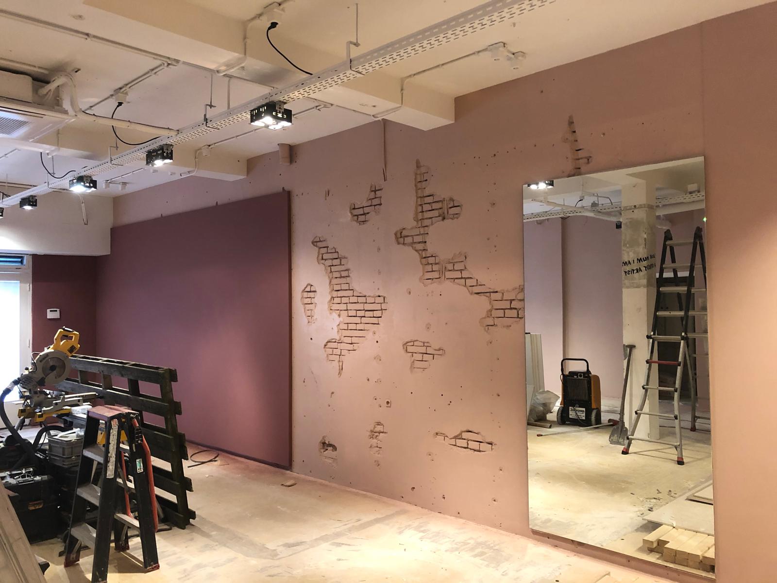 Grote showroom, wanden gestuukt