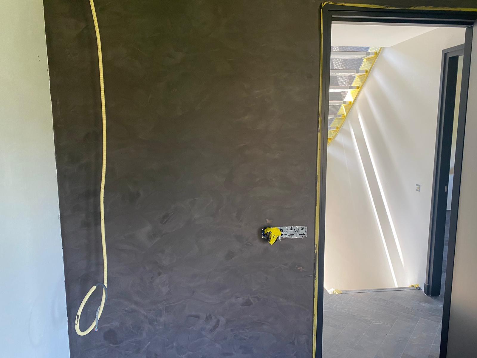 Diepgrijze betonciré wand