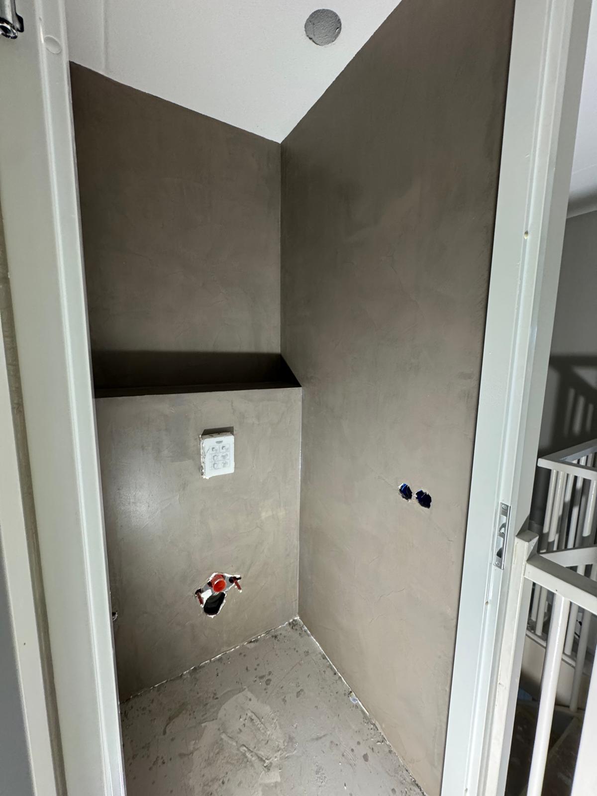 Toiletruimte in donker taupe betonciré