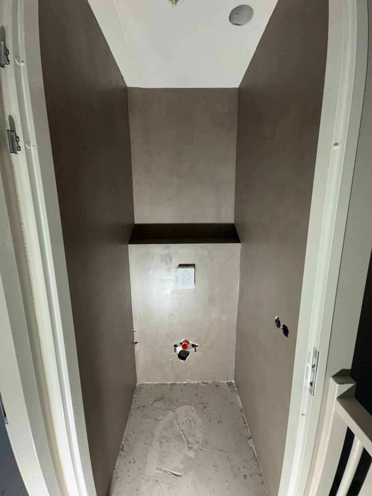 Toilet met nis, volledig in betonciré