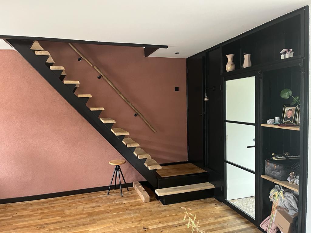 Afgewerkte woonkamer met warme stucwand