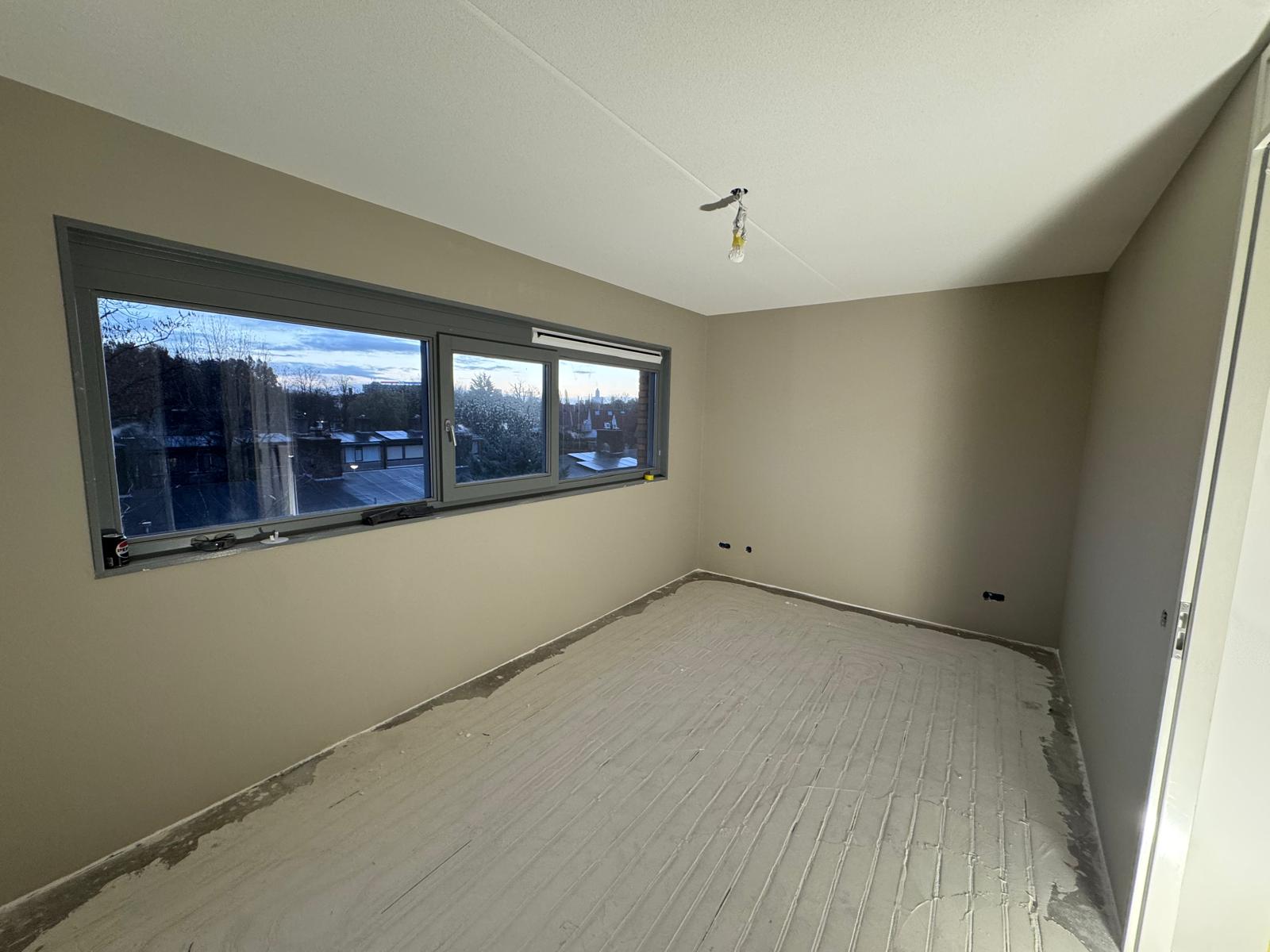 Ruimte in taupe, klaar voor oplevering