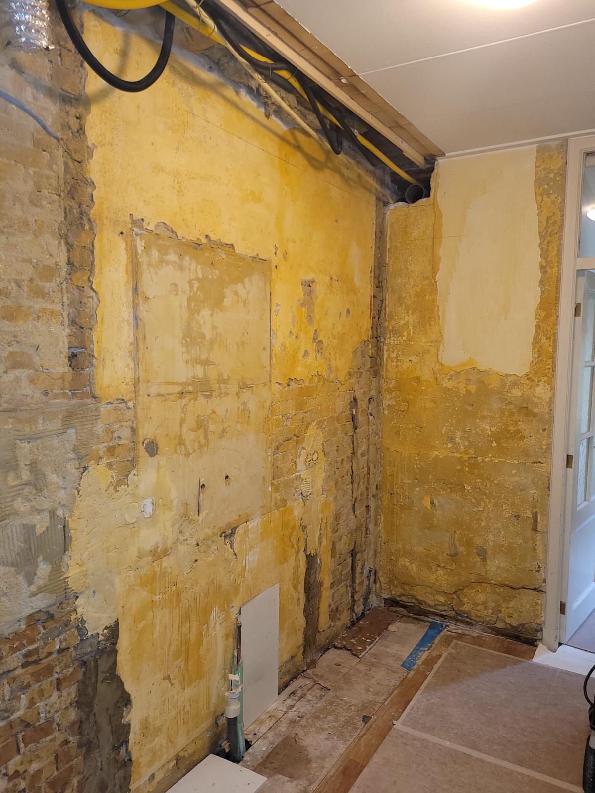 Oude wand gestript voor nieuw stucwerk