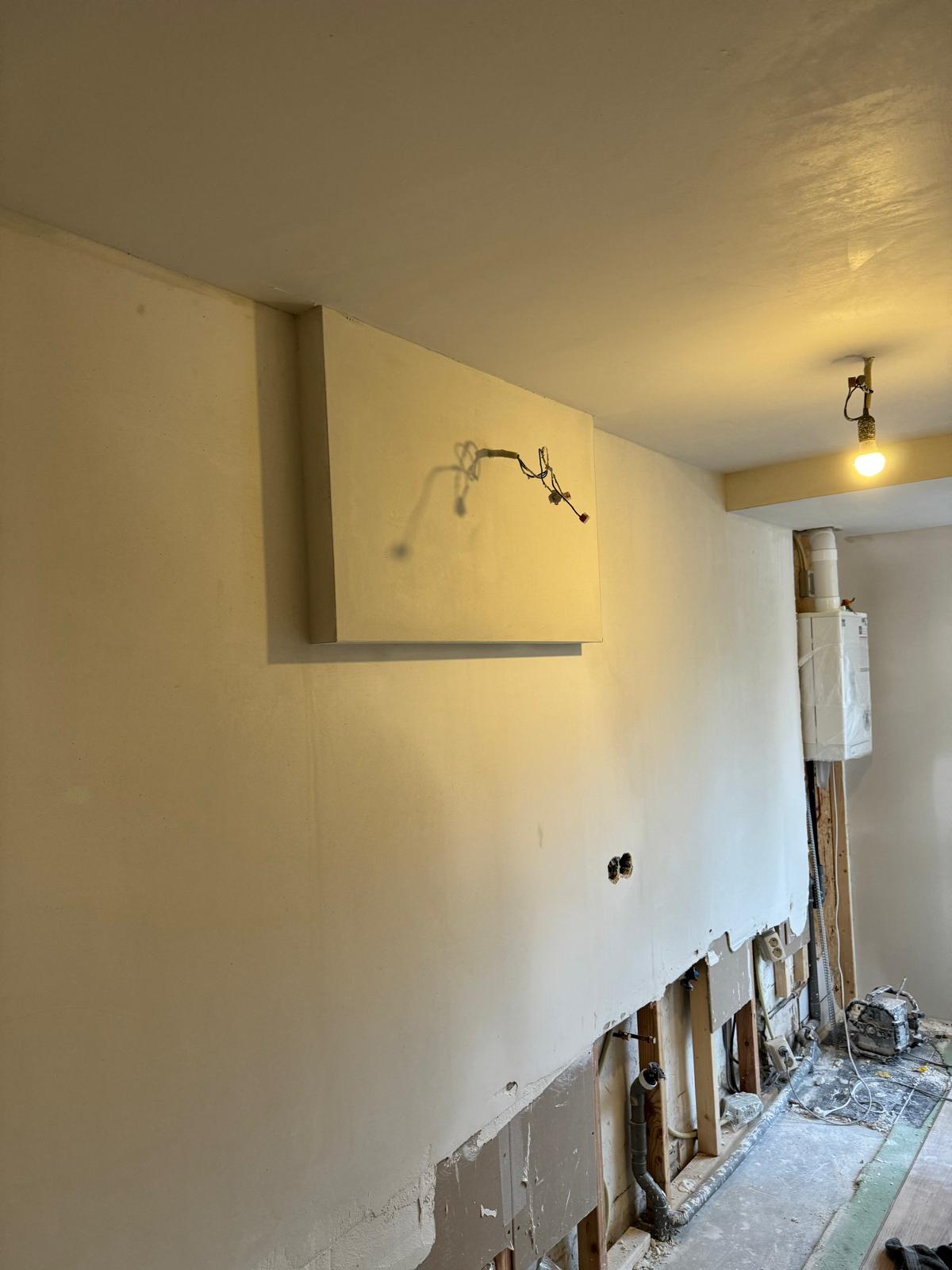 Wand hersteld rond leidingschacht
