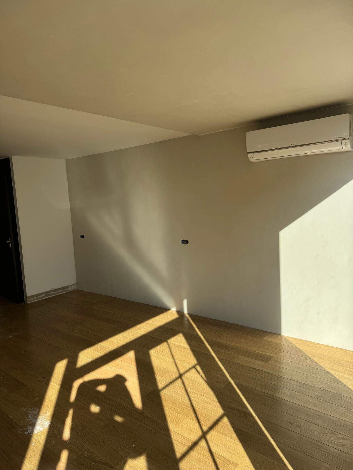 Slaapkamer strak afgewerkt met airco