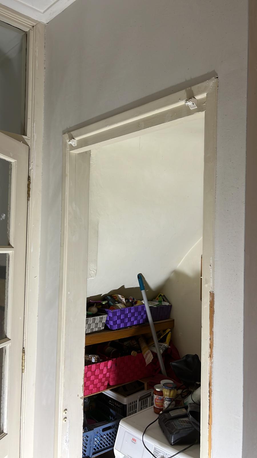 Bijkeuken gestuukt en geschilderd