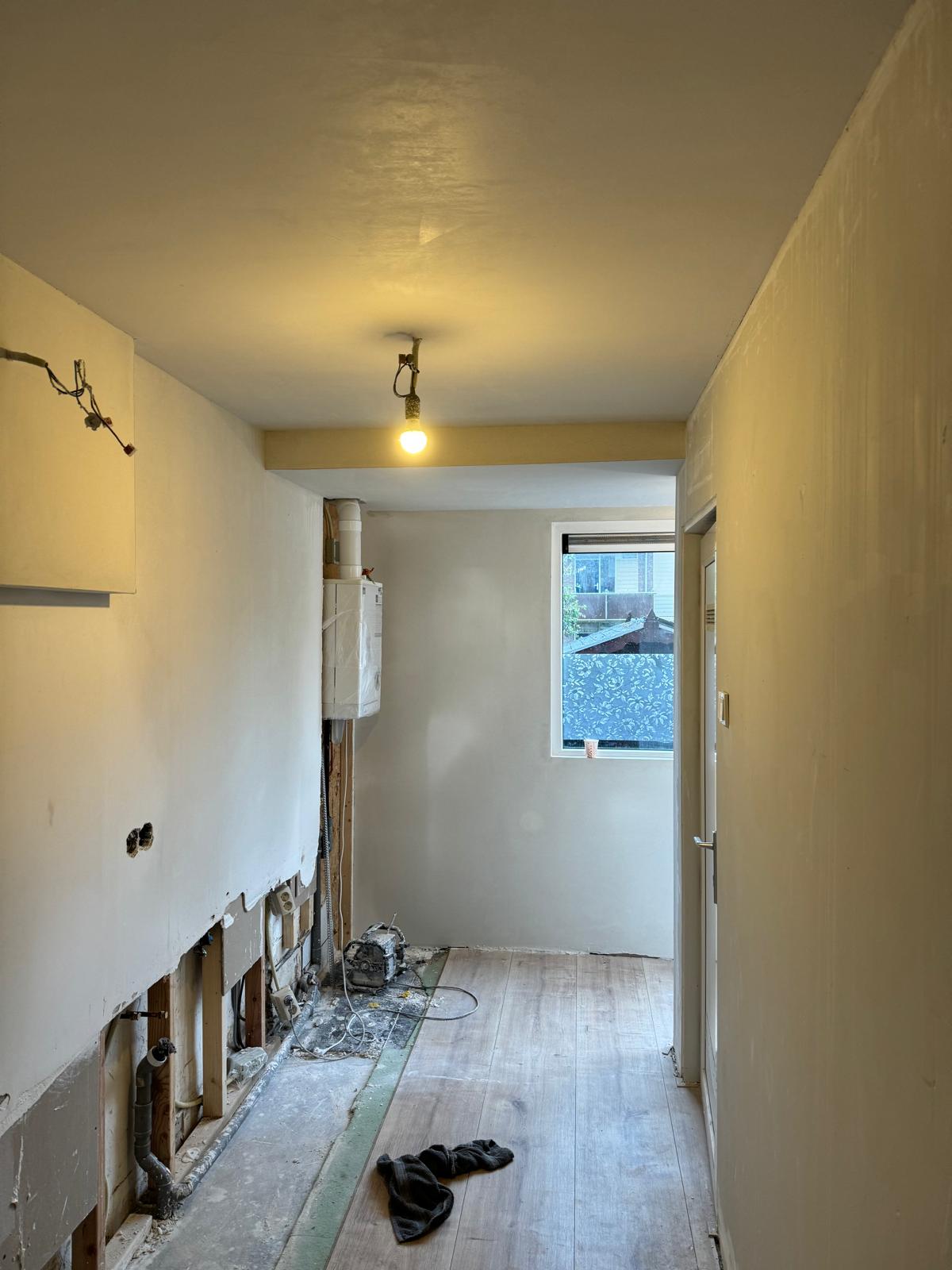 Bijkeuken uitgestript voor renovatie