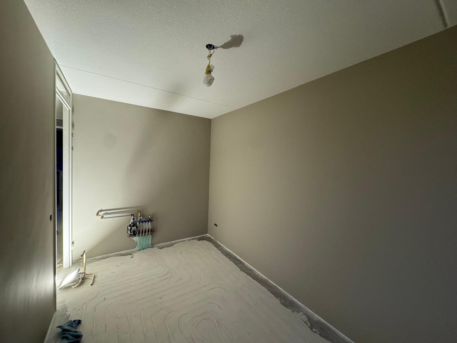 Kamer met panoramaraam gestuukt