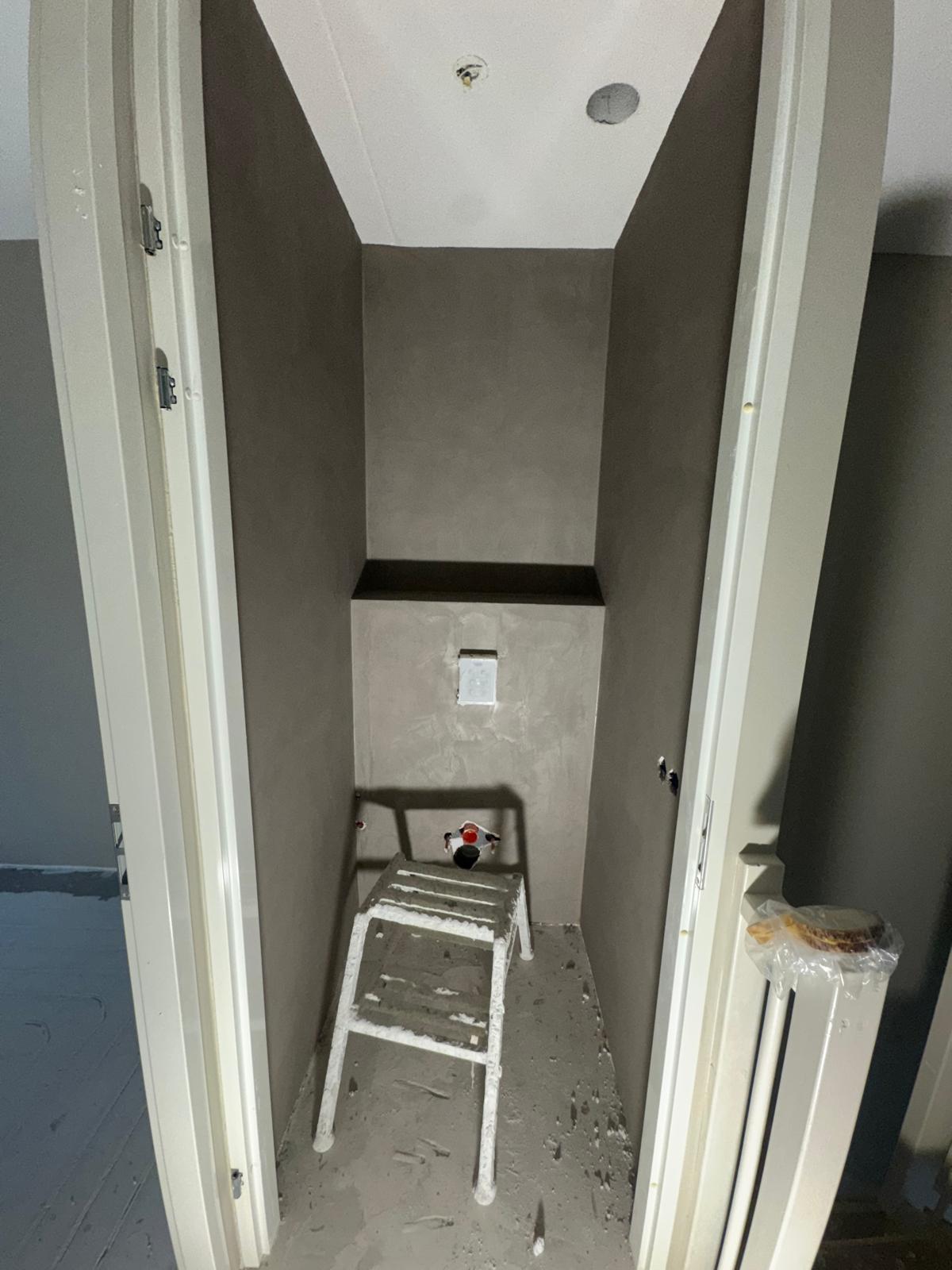 Toiletruimte met nis in betonciré